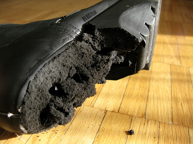broken Guess shoe by BLOGitse