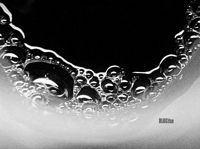 bw bubbles in coffee by BLOGitse